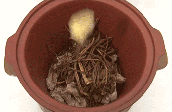 【茶树菇老鸭汤】加盐