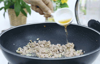 【肉末茄子】加入料酒