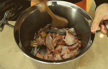 【清炖鸡汤】拌匀