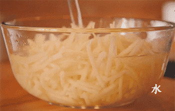 【青椒土豆丝】洗土豆丝