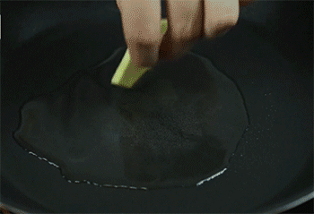 【茄汁龙利鱼】放入姜和蒜苗