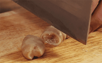 【溜肥肠】切肥肠