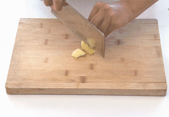 【油焖大虾】切姜