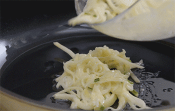 【土豆饼】土豆丝入锅