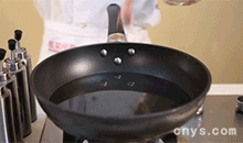 【辣子鸡】锅内倒入清水和鸡块
