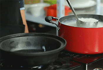 【皮蛋瘦肉粥】舀到砂锅里