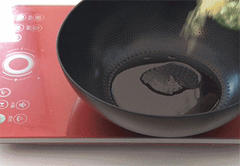 【油焖大虾】倒入葱姜末