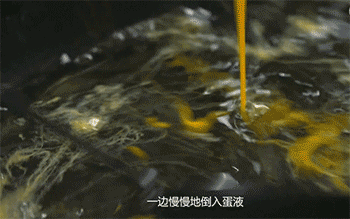 【扬州炒饭】倒入蛋液
