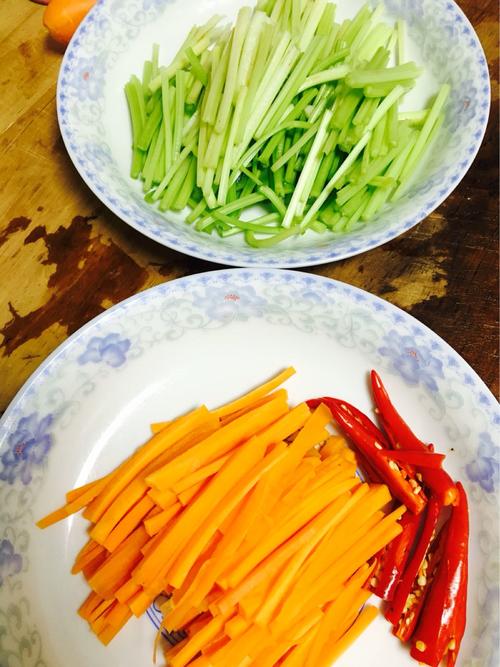 【水芹菜炒莲菜】