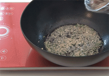 【油焖大虾】倒入虾