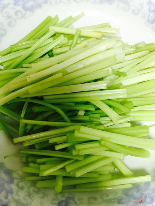 【水芹菜炒莲菜】
