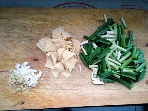 【豆皮炒青蒜】