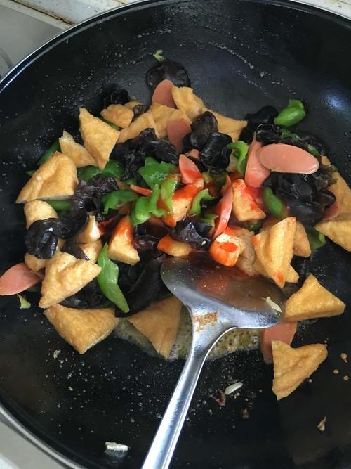 【火腿木耳炒豆腐】