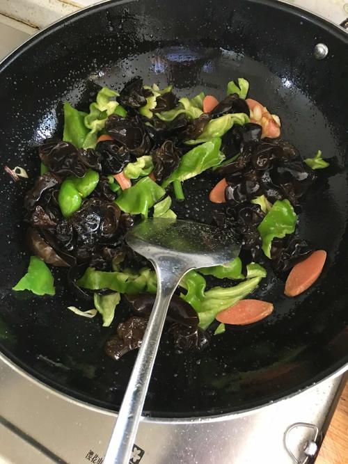 【火腿木耳炒豆腐】