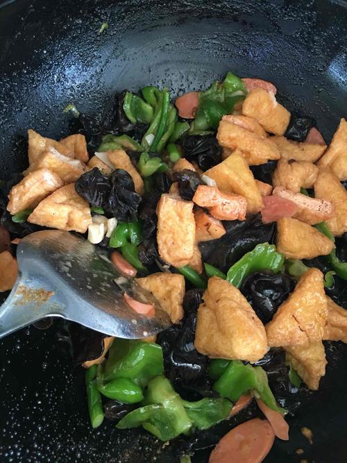 【火腿木耳炒豆腐】