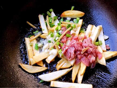 【干煸猴腿土豆条】