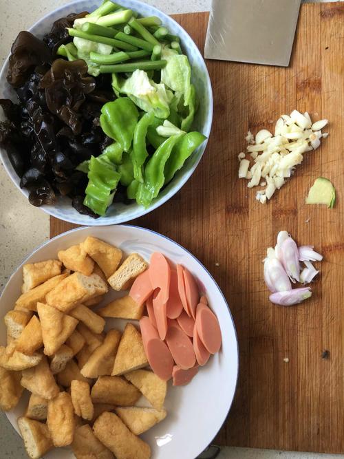 【火腿木耳炒豆腐】