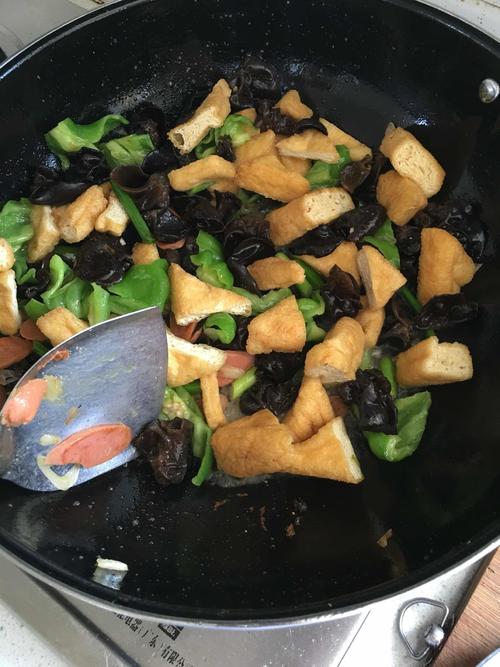 【火腿木耳炒豆腐】