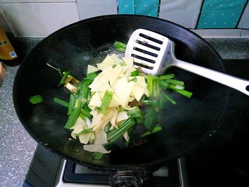 【豆皮炒青蒜】