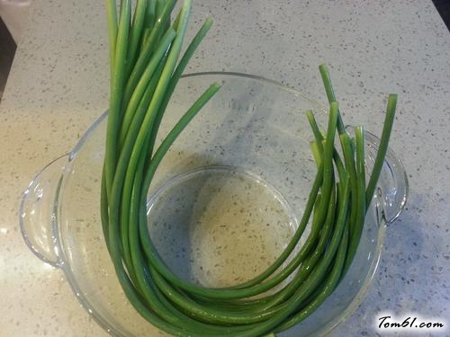 【手撕蒜薹】