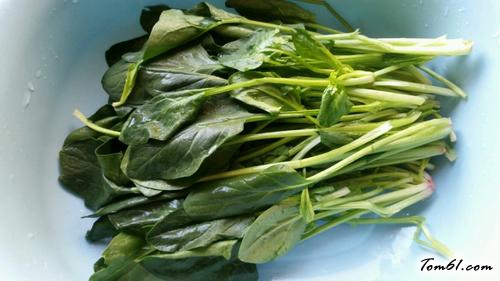 【凉拌菠菜花生米】