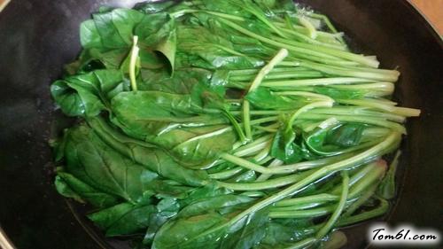 【凉拌菠菜花生米】