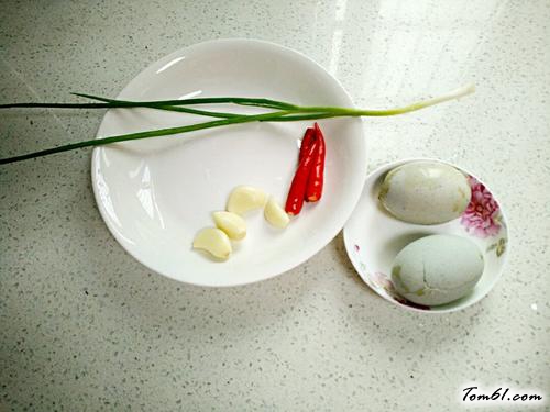 【皮蛋拌豆腐】