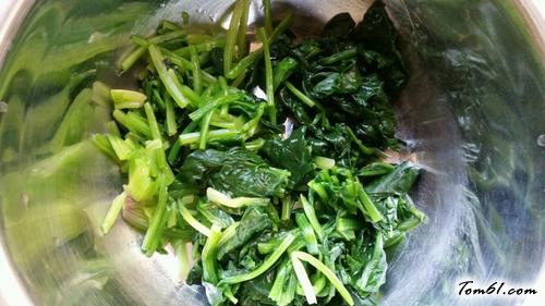 【凉拌菠菜花生米】