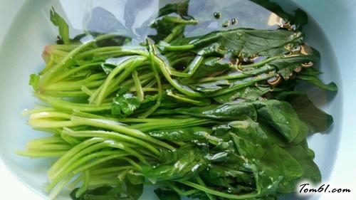 【凉拌菠菜花生米】