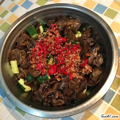 【凉拌木耳黄瓜】