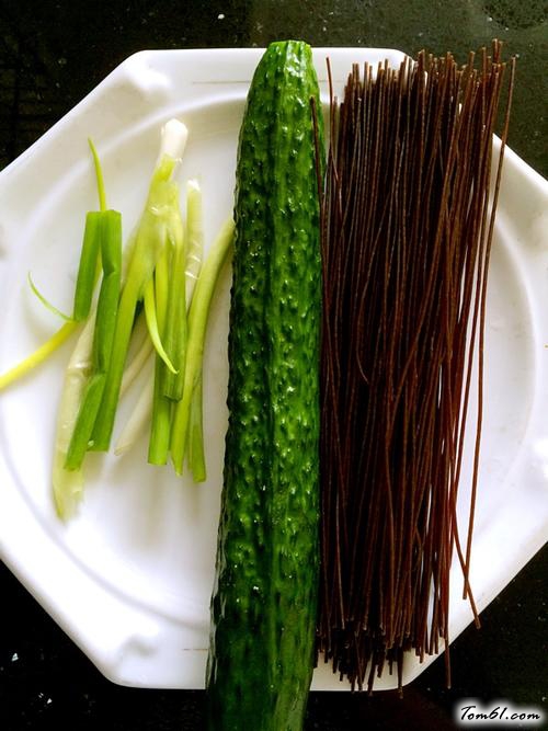 【凉拌酸辣蕨根粉】
