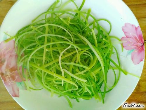 【凉拌手撕蒜苔】