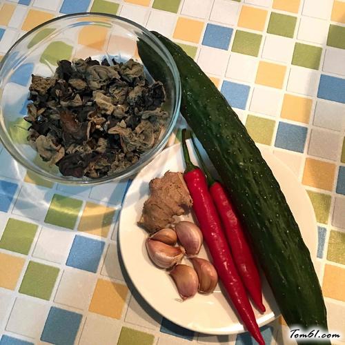 【凉拌木耳黄瓜】