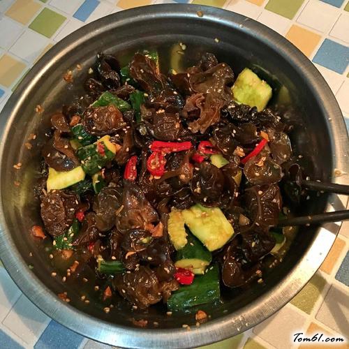 【凉拌木耳黄瓜】