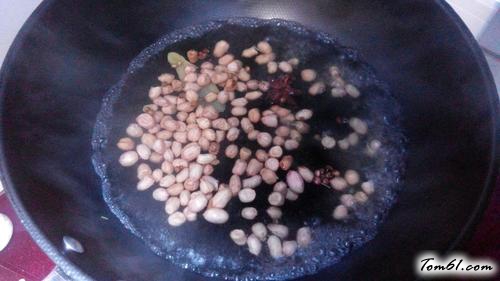 【芹菜叶拌花生】