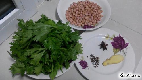 【芹菜叶拌花生】