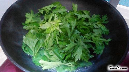 【芹菜叶拌花生】
