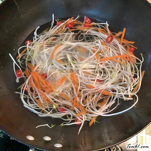 【凉拌绿豆芽黄瓜】