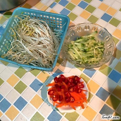 【凉拌绿豆芽黄瓜】