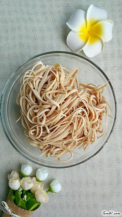 【凉拌卤豆腐皮】