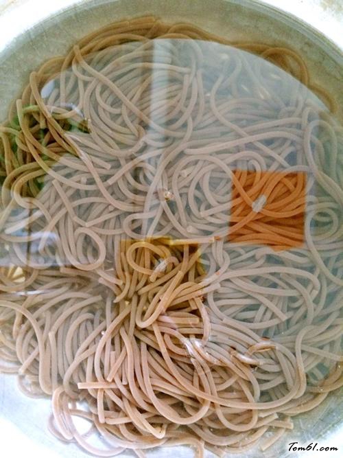 【凉拌酸辣蕨根粉】