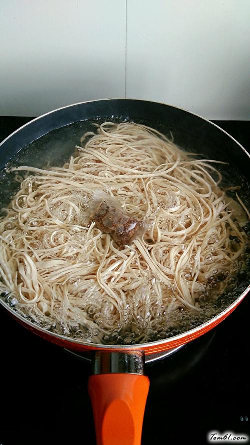 【凉拌卤豆腐皮】