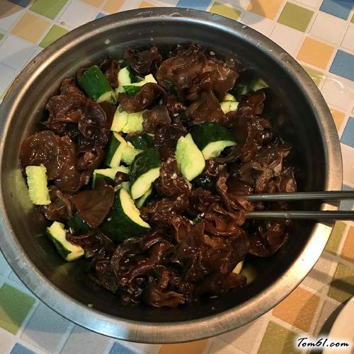 【凉拌木耳黄瓜】