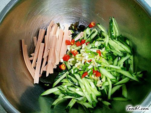 【凉拌木耳火腿黄瓜丝】