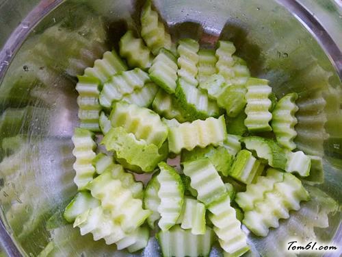 【凉拌酸辣黄瓜】