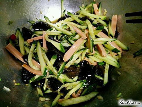 【凉拌木耳火腿黄瓜丝】