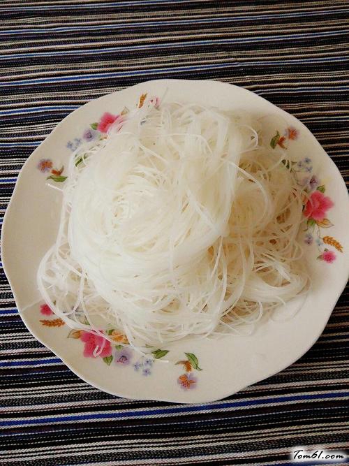 【凉拌黄瓜粉丝】