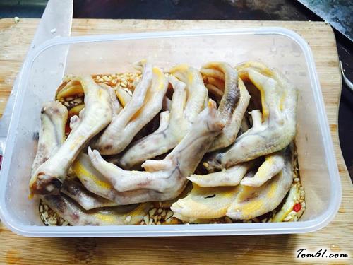 【辣卤鸭爪】