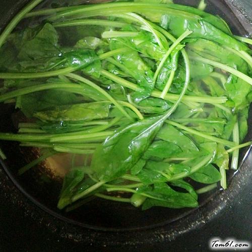【花生米拌菠菜】