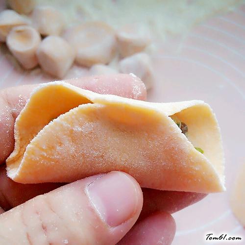 【胡萝卜皮猪肉芹菜水饺】